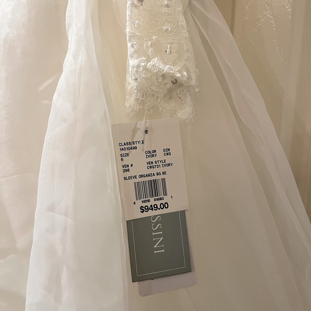 Wedding Dress - Picture 7 of 11
